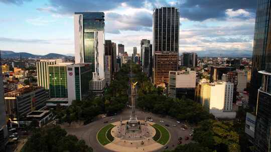 无人机在墨西哥城改革大道的日落中拍摄，俯瞰