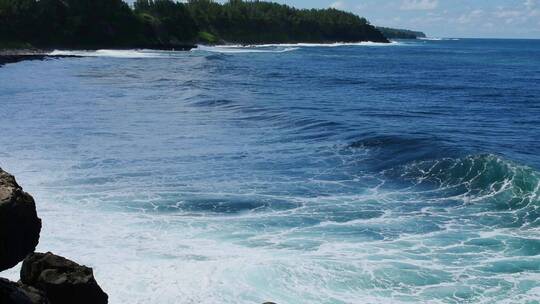 滔天大浪冲击岸边礁石