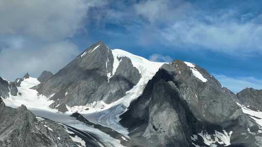 航拍四川甘孜党岭山脉主峰夏羌拉雪山风光