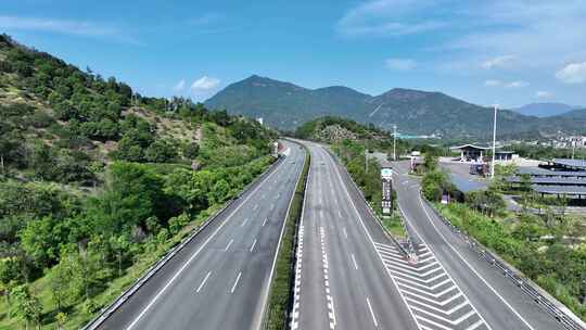 高速公路航拍道路车流森林公路中国交通运输