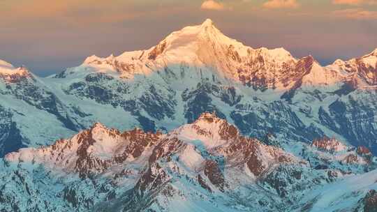 航拍日照金山