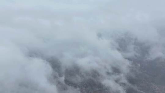 雨后泰山云雾缭绕