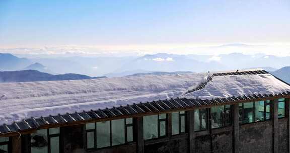 冬天雪地里白雪覆盖的房屋