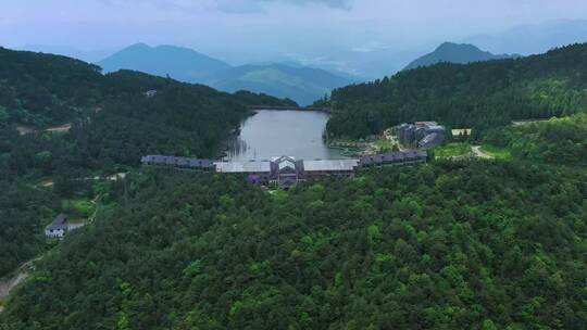 航拍宜春明月山风景区月亮湖