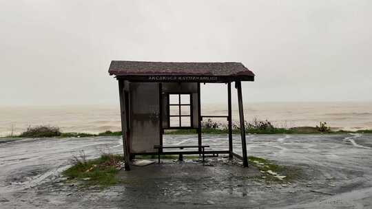 雨天空荡荡的公共汽车站避难所