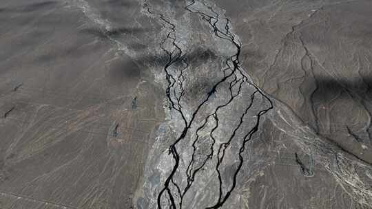 航拍青海荒漠中的高速公路和大地裂纹