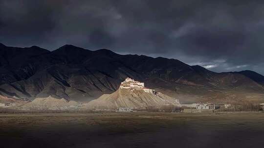 西藏高原布达拉宫远景