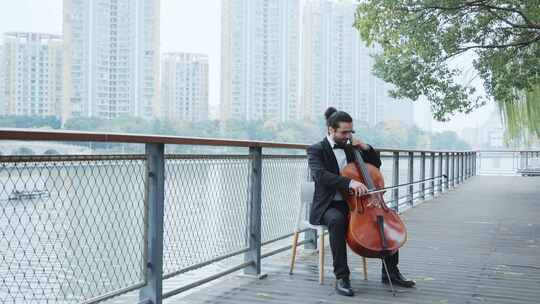 外国男人户外演奏大提琴