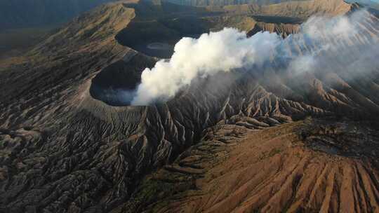 印度尼西亚布罗莫火山上的烟雾