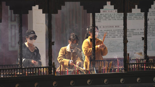 清明节寺庙民俗虔诚祭拜焚香的人群视频素材模板下载