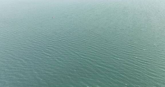 碧绿海水海面上一只行驶的渔船海上风景风光