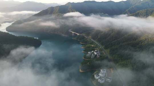 薄雾环绕青山绿水 河水翠绿 山路弯弯