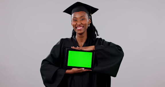 快乐的黑人女性，毕业和平板电脑绿屏广告在
