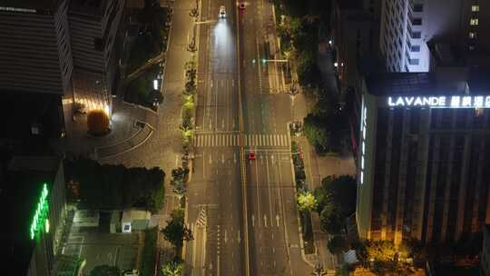 城市夜景街头马路行驶的汽车与车流