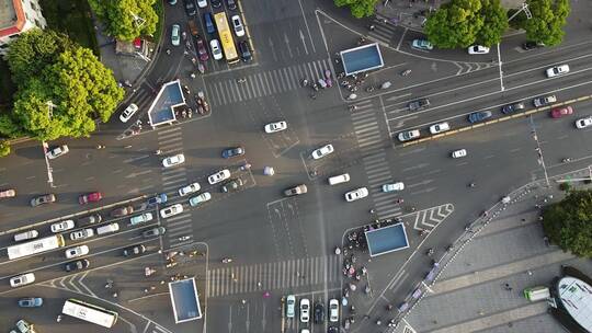 航拍城市十字路口车流