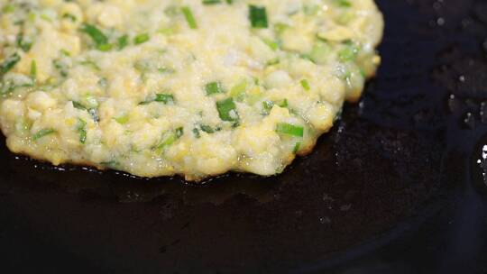 平底锅烙韭菜糊饼糊塌子蔬菜饼视频素材模板下载