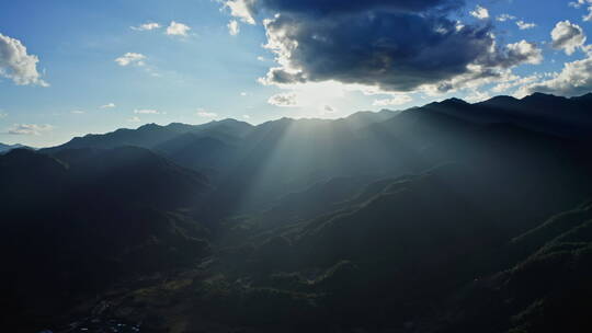 夕阳西下，山上的光影