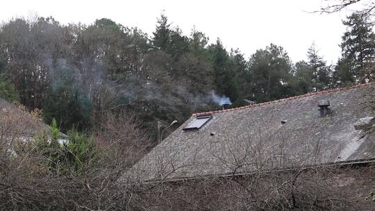 屋顶烟囱里冒出的烟雾