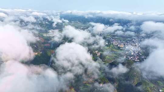 山间云雾缭绕的山村公路自然风景