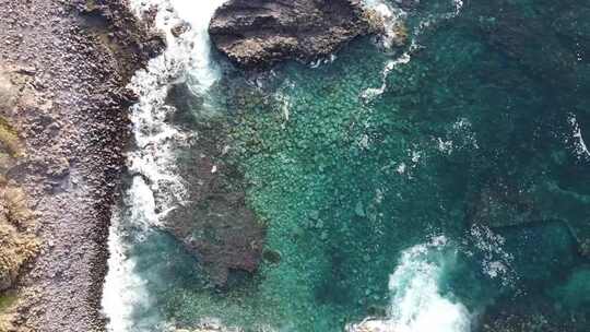 海浪撞击岩石海岸的无人机镜头