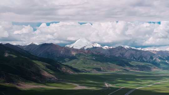 西藏那曲草原尽头巍峨的雪山航拍视频素材模板下载