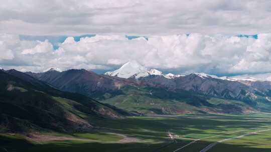 西藏那曲草原尽头巍峨的雪山航拍