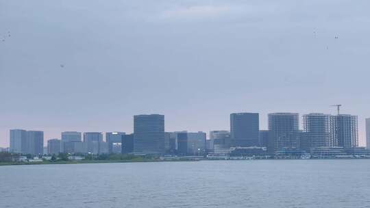 城市高楼内陆河流湿地公园