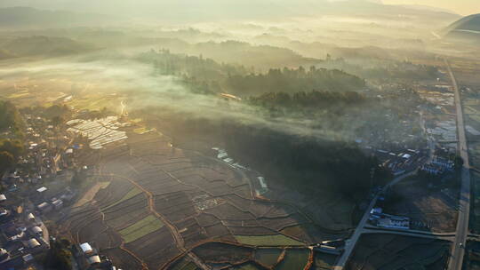 早晨云雾缭绕中的乡村大地