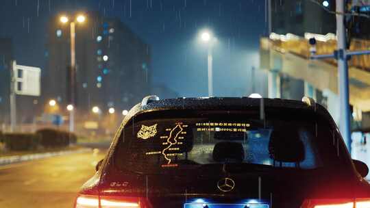 夜晚雨中停路边的奔驰汽车
