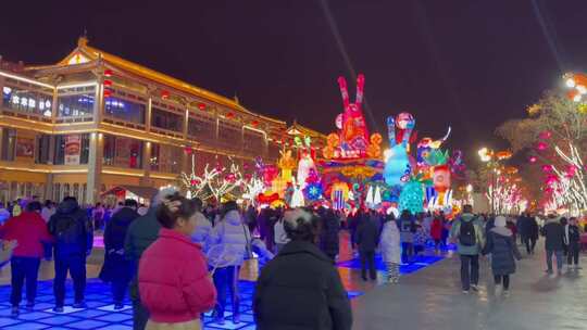 新年灯会兔年造型彩灯游客人流