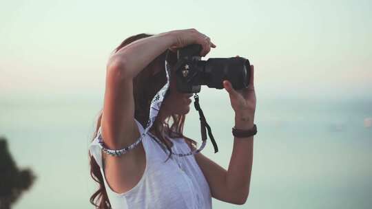 一个使用数码单反相机的女人