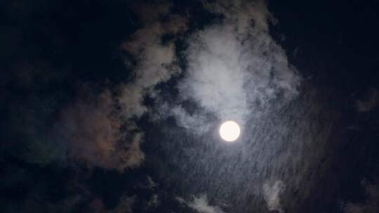 夜晚天空明亮月亮浮云中穿云满月视频素材模板下载