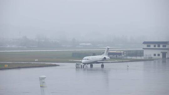 缅甸空军福克70在黄山国际机场降落