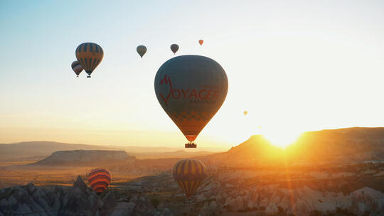 日出时土耳其热气球航拍视频素材模板下载