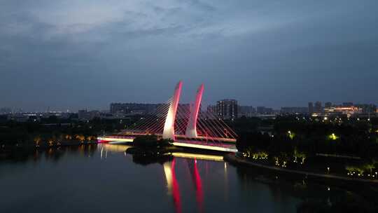 航拍河南郑州龙子湖公园龙子湖大桥夜景