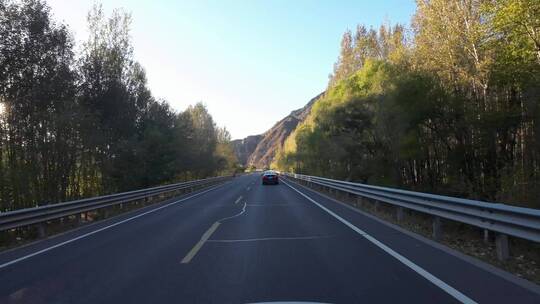 驾车开车乘车行驶在城市道路上第一视角