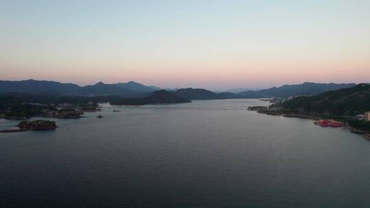 4k 航拍日落下的杭州千岛湖山水景区