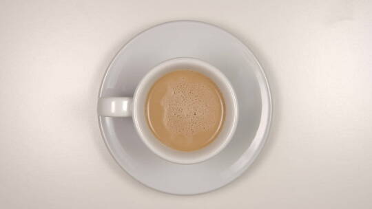 白咖啡杯里的拿铁咖啡定格动画