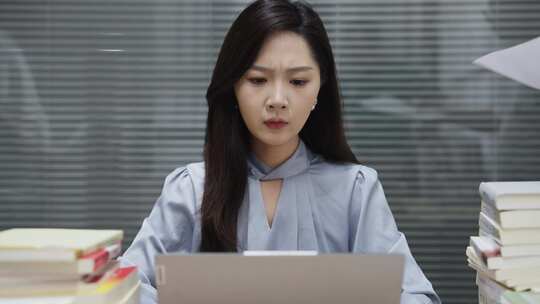 公司白领加班烦躁使用电脑场景
