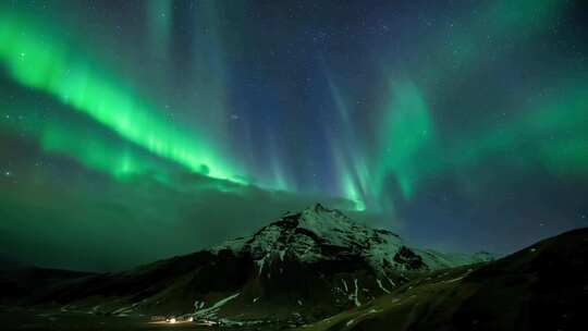 雪山上的北极光.