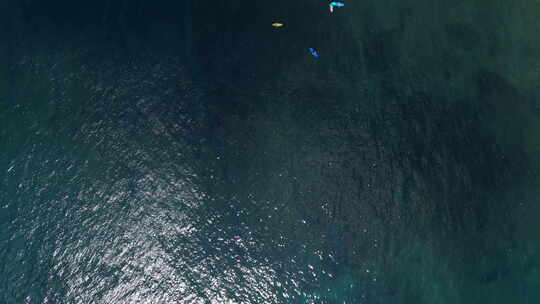 冲浪者舱坐在印度尼西亚乌鲁瓦图宾宁海滩的