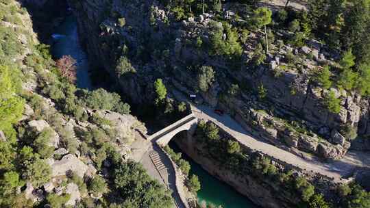 雄伟的山路俯瞰土耳其海滨之旅沿着这条壮观