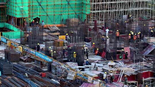 建筑工地现场工人忙碌施工中