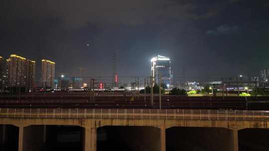 夜晚城市轨道交通高楼高铁经过2