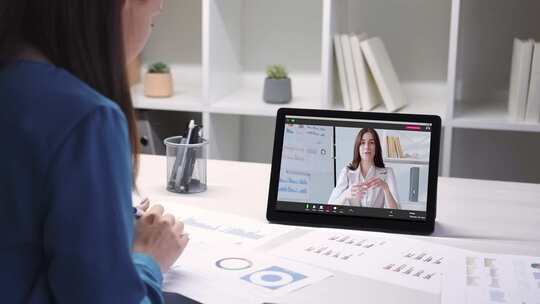 虚拟会议视频会议女同事视频素材模板下载