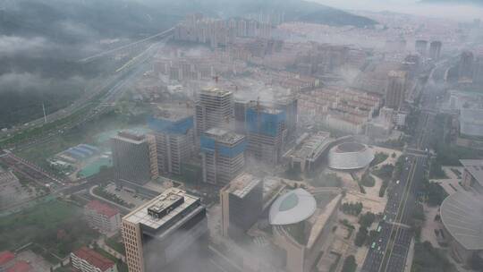 延时航拍雨雾中的威海环翠绿轴建设工地