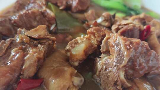 鸡肉排骨铁锅炖美食