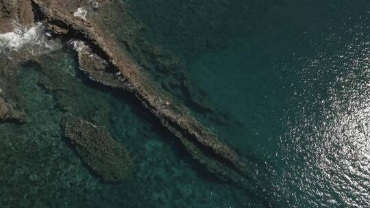 在美丽透明的海中游泳鸟瞰图