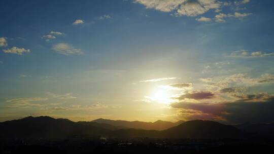 傍晚天空夕阳山日落延时黄昏山峰山脉阳光云