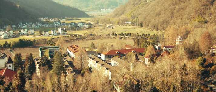 山间乡村风光，绿树白房相映成趣